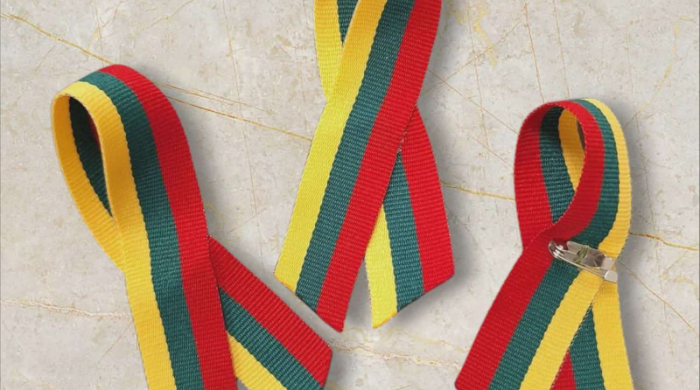 Gaminame trispalves seges  tautiniais motyvais 