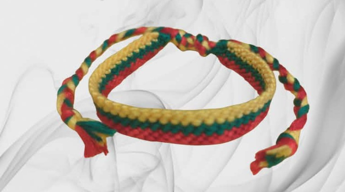 Trispalvių apyrankių nėrimas 