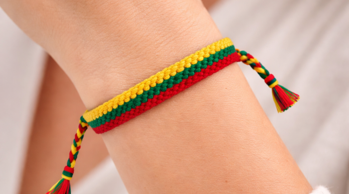 Trispalvių apyrankių nėrimas 