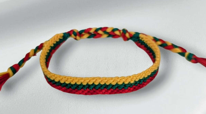 Trispalvių apyrankių nėrimas 