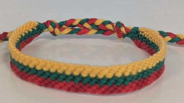 Trispalvių apyrankių nėrimas 